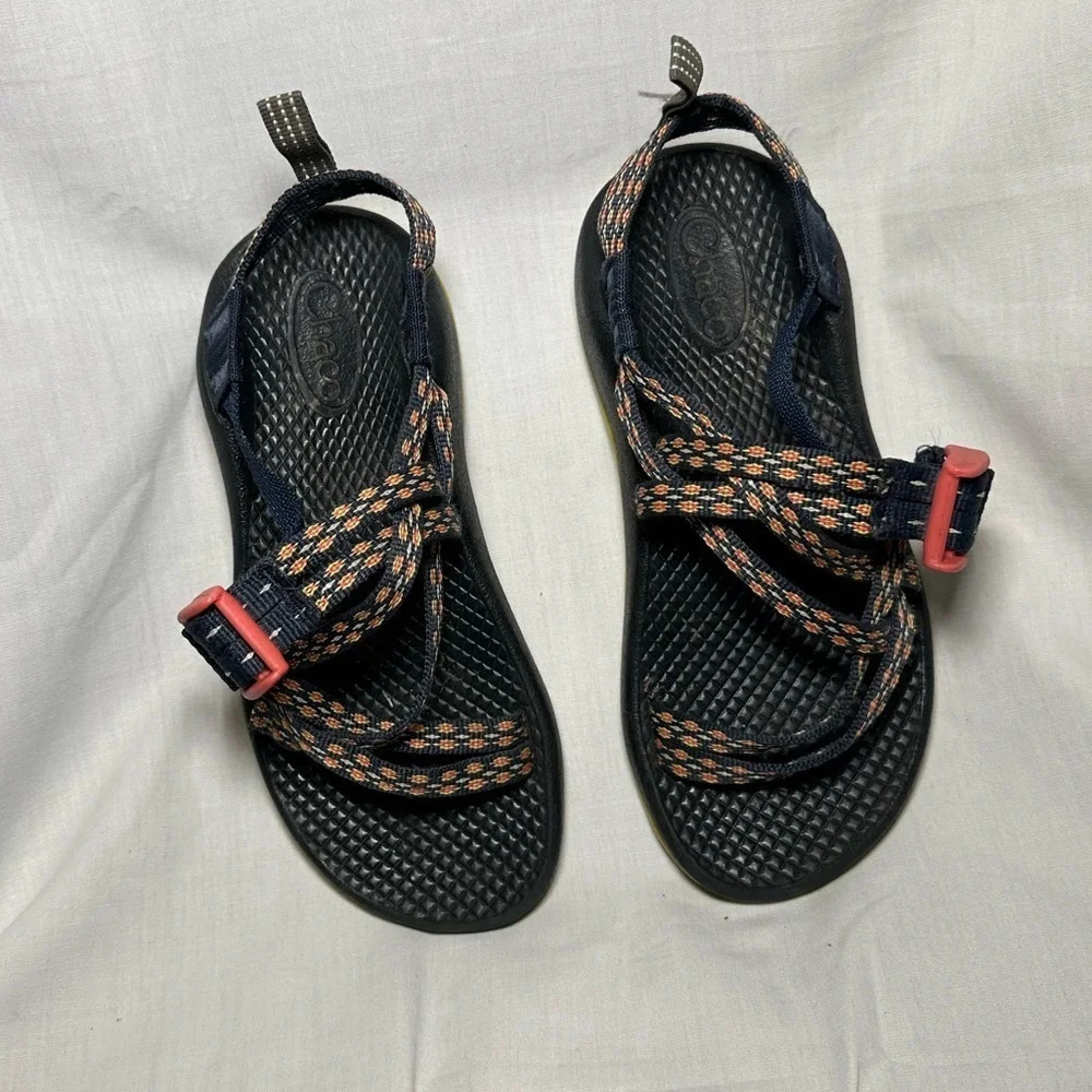 like new girl’s Chaco ZX1 eco tread crest citrus sandals size 2